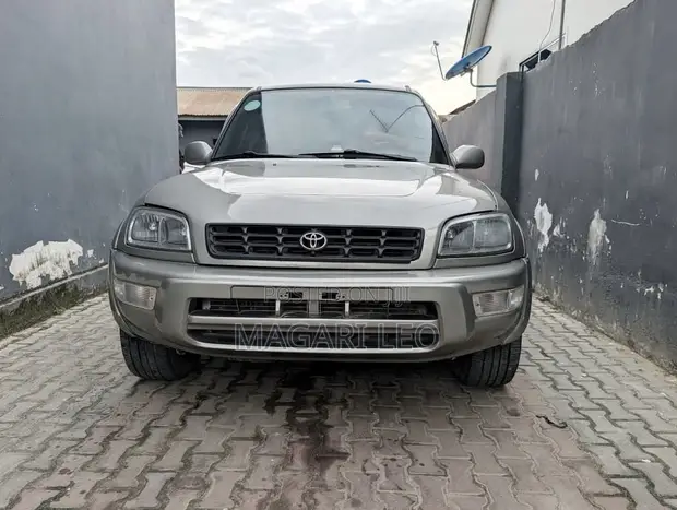 Toyota RAV4 Base FWD 1999 Silver - 1