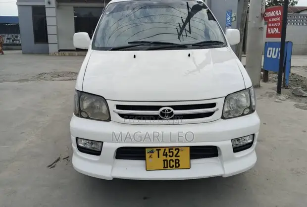 Toyota Noah 2.0 AWD (8 Seater) 2001 White - 1