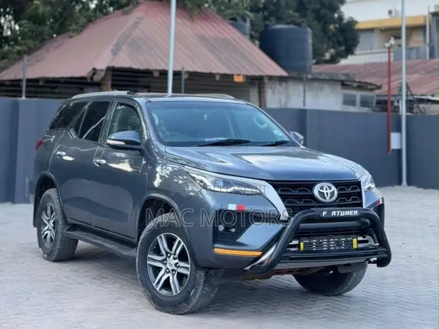 Toyota Fortuner 2.4 D AWD 2018 Gray - 1