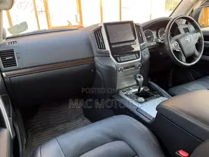 Toyota Land Cruiser 4.6 V8 ZX 2017 Nyeupe