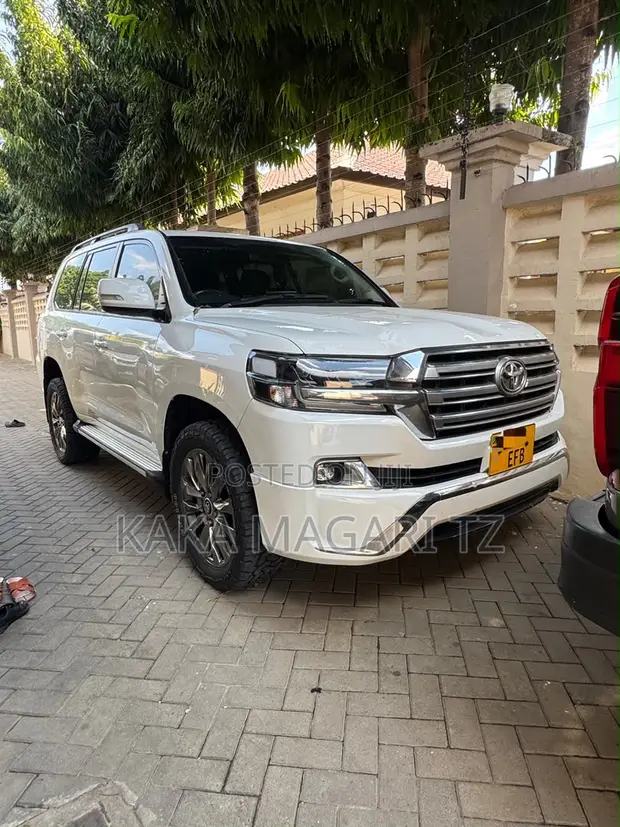 Toyota Land Cruiser 200 GXR 2015 (Uplift 2020) - 1