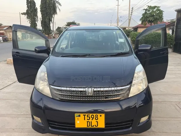 Toyota Isis 2004 Blue - 1