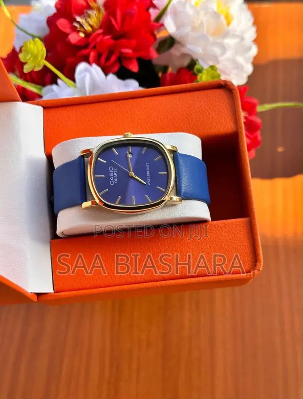 Saa ya Casio Gold Tone Quartz na Mkanda wa Bluu - 1