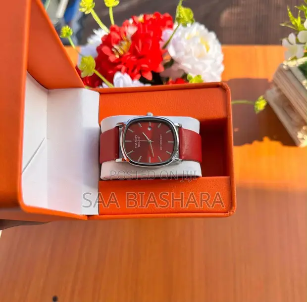 Saa ya Casio ya Kifahari ya Quartz na Mkanda Mwekundu - 1