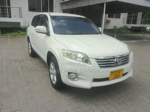 Toyota Vanguard 2011 White - 1
