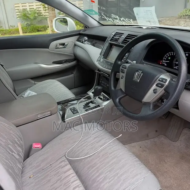 Toyota Crown Athlete 2010 Pearl - 1