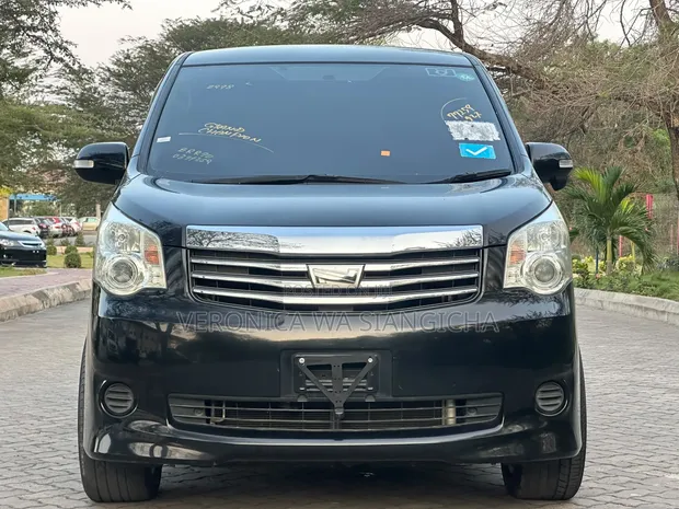 Toyota Noah 2011 Black - 1