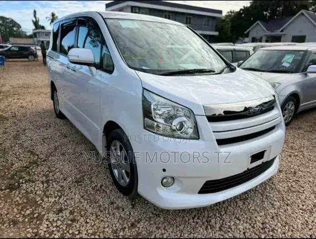 Toyota Noah 2010 White - 1
