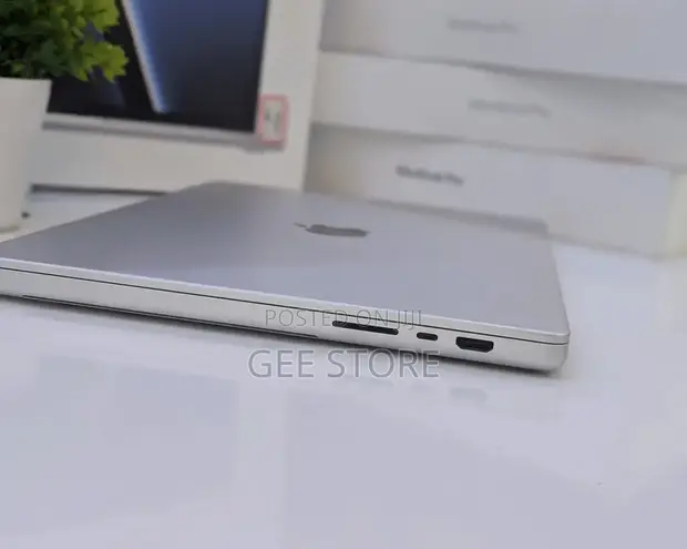 Apple MacBook Pro 2023 M2 Max 32GB RAM 1TB SSD - 1