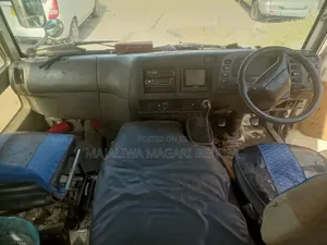 Mitsubishi Fuso Rosa 2008 - Nyeupe