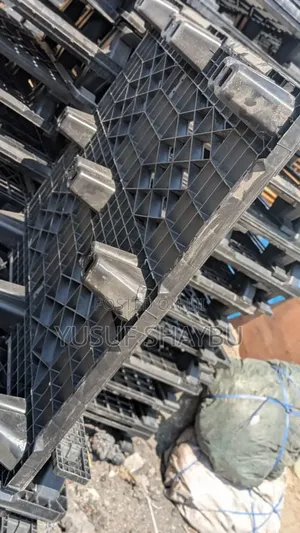 Plastic & Wooden Pallets - All Sizes