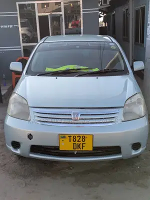 Toyota Raum 2005 Nyeupe
