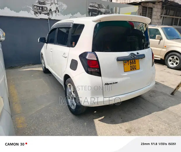 Toyota Ractis 1.3 FWD 2005 Hatchback - 1