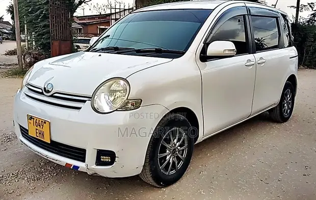 Toyota Sienta 1.5 FWD 2005 White - 1