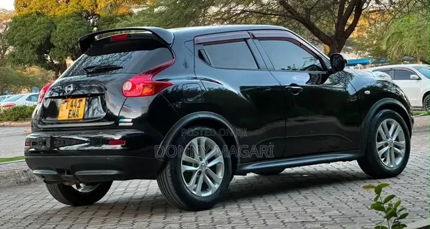 Nissan Juke 2012 Nyeusi - 1