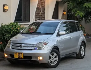 Toyota IST 2004 Nyeupe