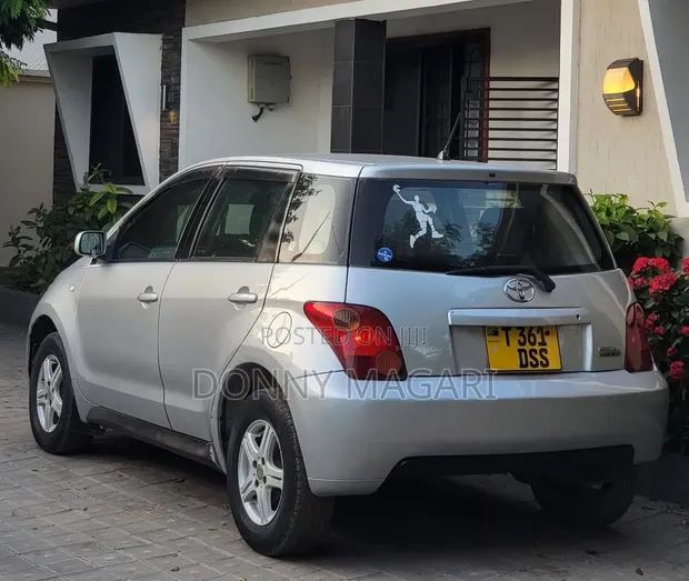 Toyota IST 2004 Silver - 1