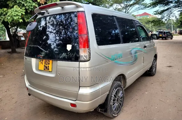 Toyota Noah 2001 Silver - 1