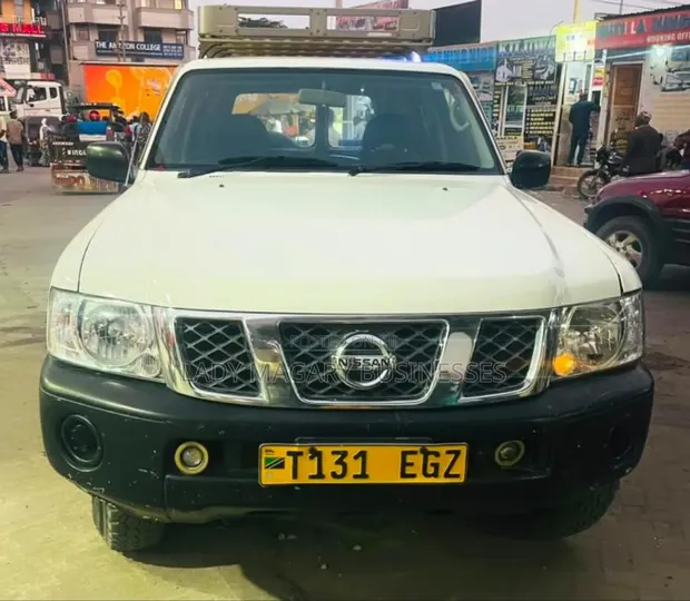 Nissan Patrol 5.6 2010 White - 1