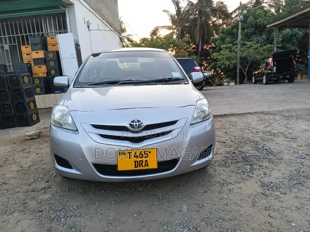 Toyota Belta 2005 Silver - 1