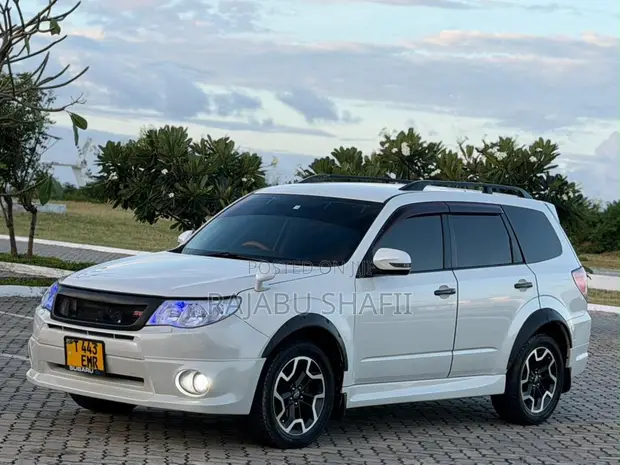 Subaru Forester 2011 White - 1