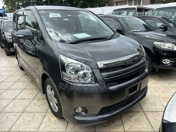 Toyota Noah 2.0 143hp AWD (7 Seater) 2011 Gray - 1