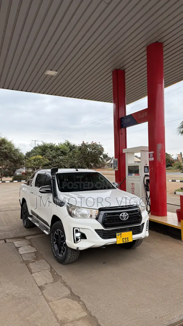 Toyota Hilux Revo 2019 White - 1