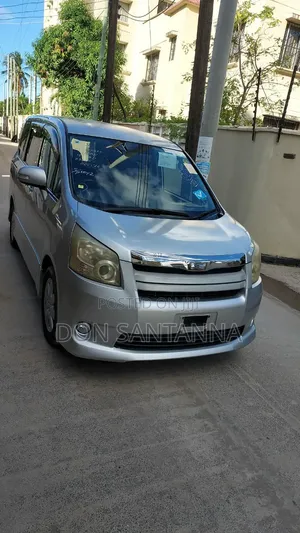 Toyota Noah 2008 Nyeupe
