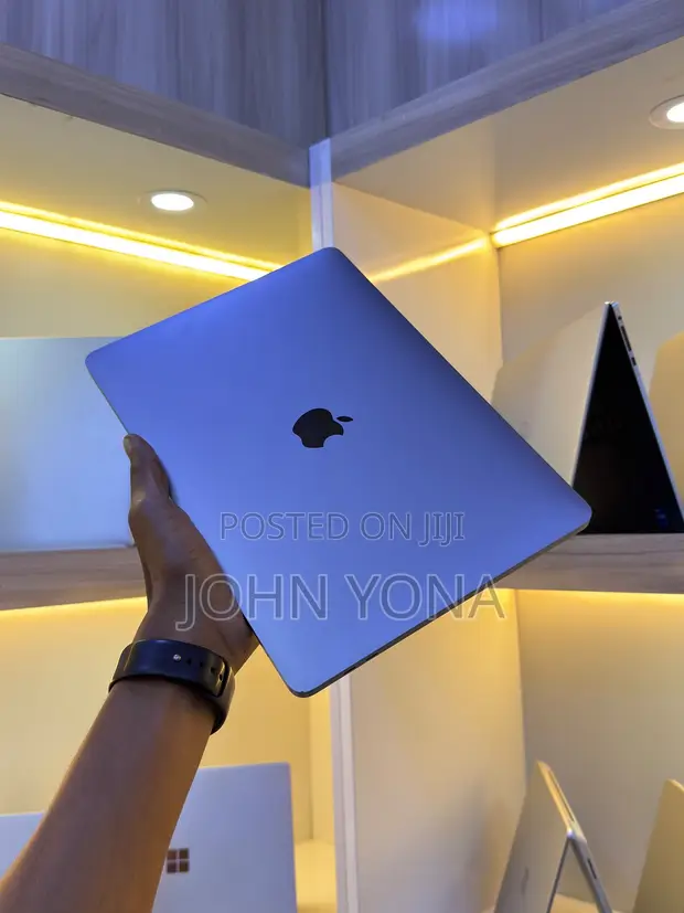 Apple MacBook Pro 13" 2017 - Core i5, 8GB RAM, 256GB SSD - 1