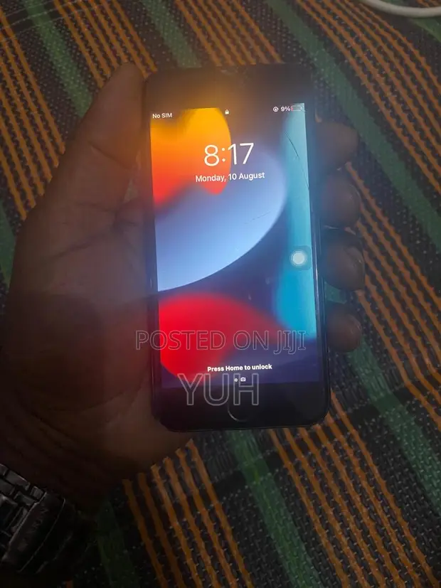Apple iPhone 7 32GB Black (Used, Cracked Screen) - 1