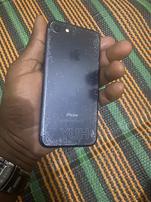 Apple iPhone 7 32GB Black (Used, Cracked Screen)