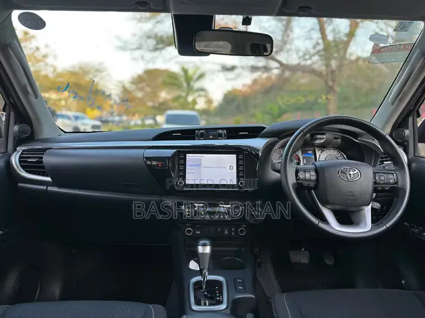 Toyota Hilux 2023 Nyeusi ya Matt - 1
