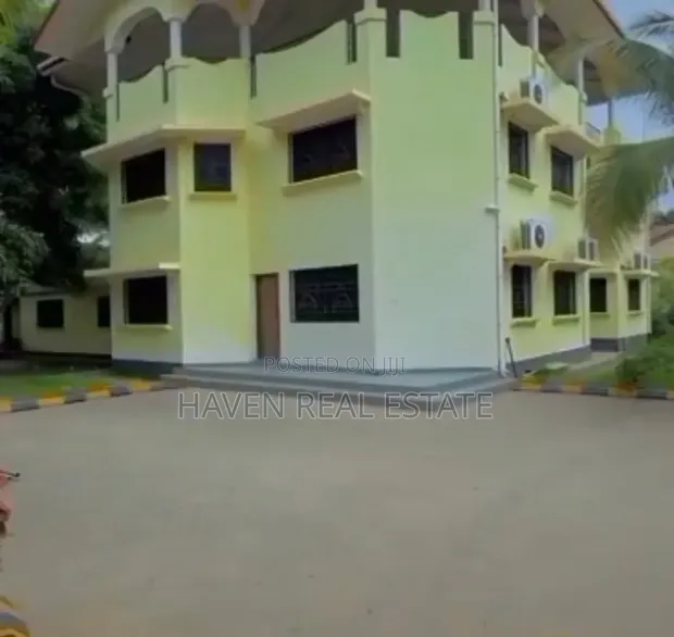 5 Bedroom House for Sale in Upanga East - 1