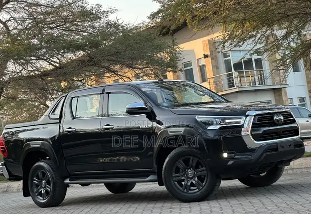 Toyota Hilux 2023 Double Cabin - 1