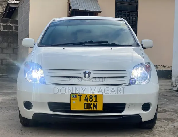 Toyota IST 2005 White - 1