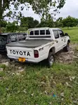 Toyota Hilux 2000 White - 1