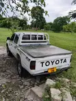 Toyota Hilux 2000 White - 2