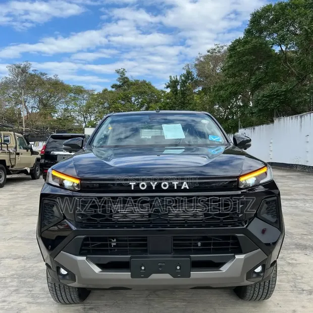 Toyota Hilux 2025 Double Cab - Mpya Kabisa - 1