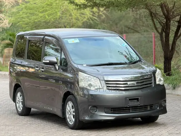 Toyota Noah 2.0 143hp AWD (7 Seater) 2010 Gray - 1