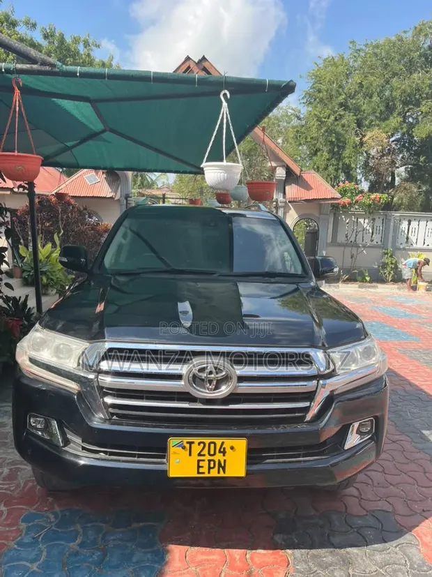 Toyota Land Cruiser V8 2019 Black - 1