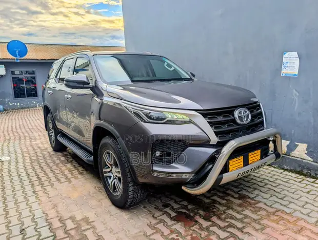 Toyota Fortuner 2022 Gray - 1