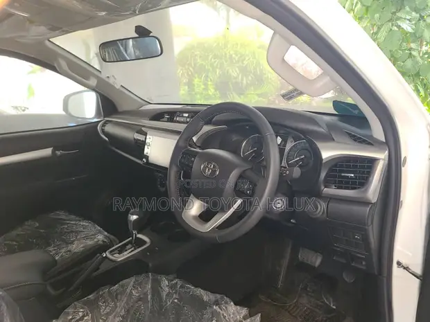 Toyota Hilux Revo 2024 White - 1