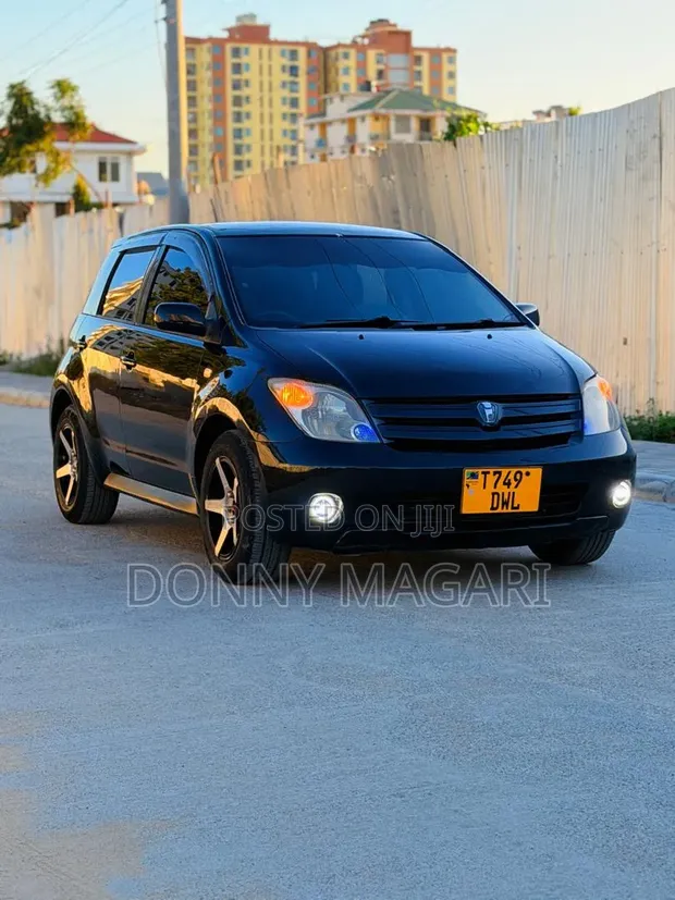 Toyota IST 2003 Nyeusi - 1
