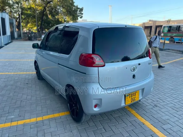 Toyota Porte 2004 Silver - 1