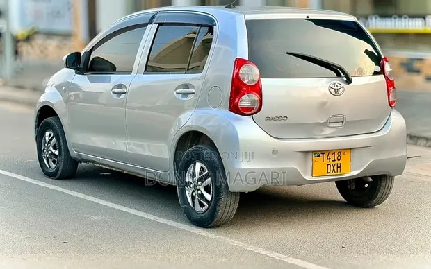 Toyota Passo 2011 Silver - 1