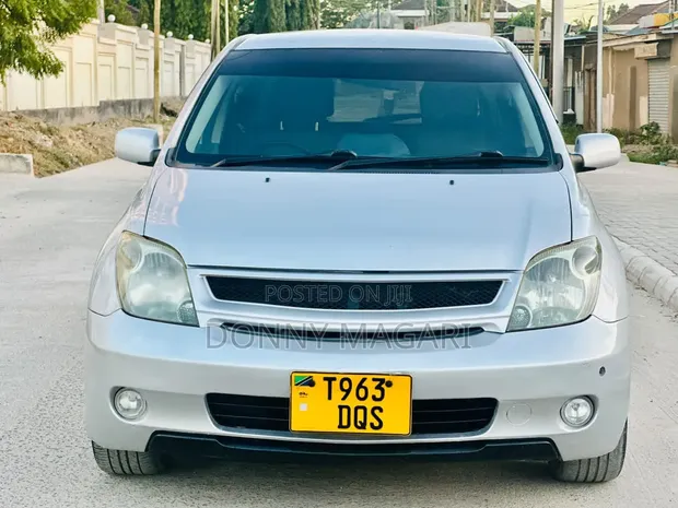Toyota IST 2004 Silver - 1