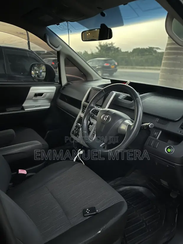 Toyota Noah 2.0 143hp FWD (7 Seater) 2010 Nyeusi - 1