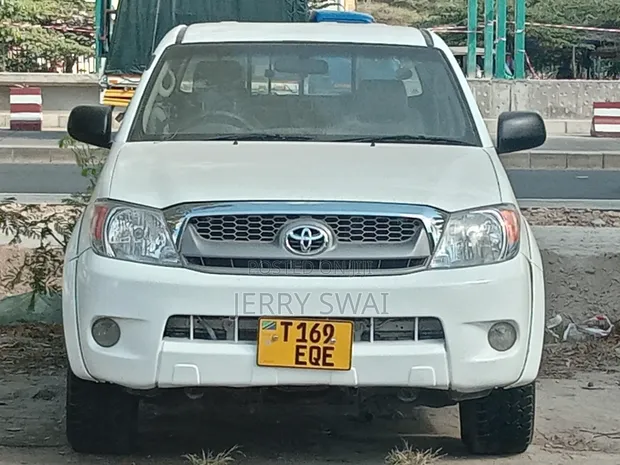 Toyota Hilux 2008 White - 1