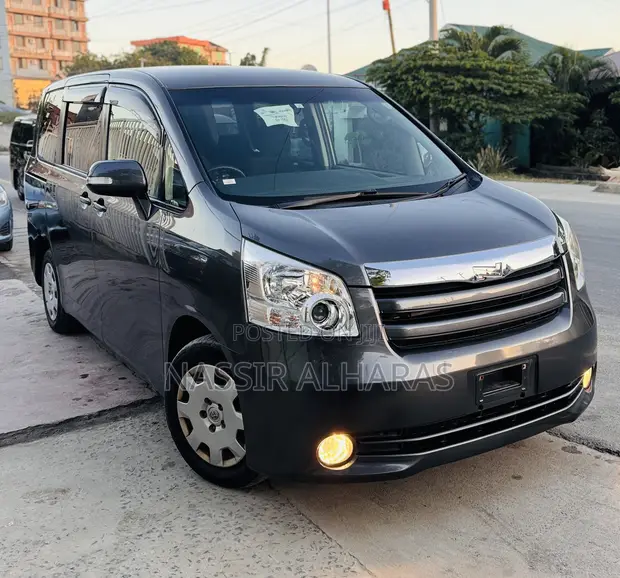 Toyota Noah 2.0 143hp AWD (7 Seater) 2009 Gray - 1