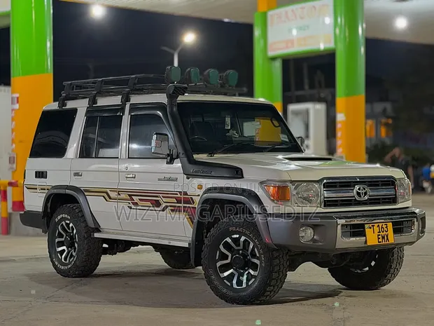 Toyota Land Cruiser 2015 Silver - 1